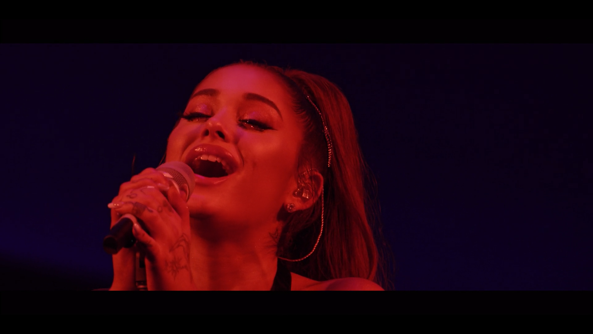 ariana.grande.excuse.me.i.love.you.1080p.web.h264-naisu.mkv_snapshot_01.14.58.287.png