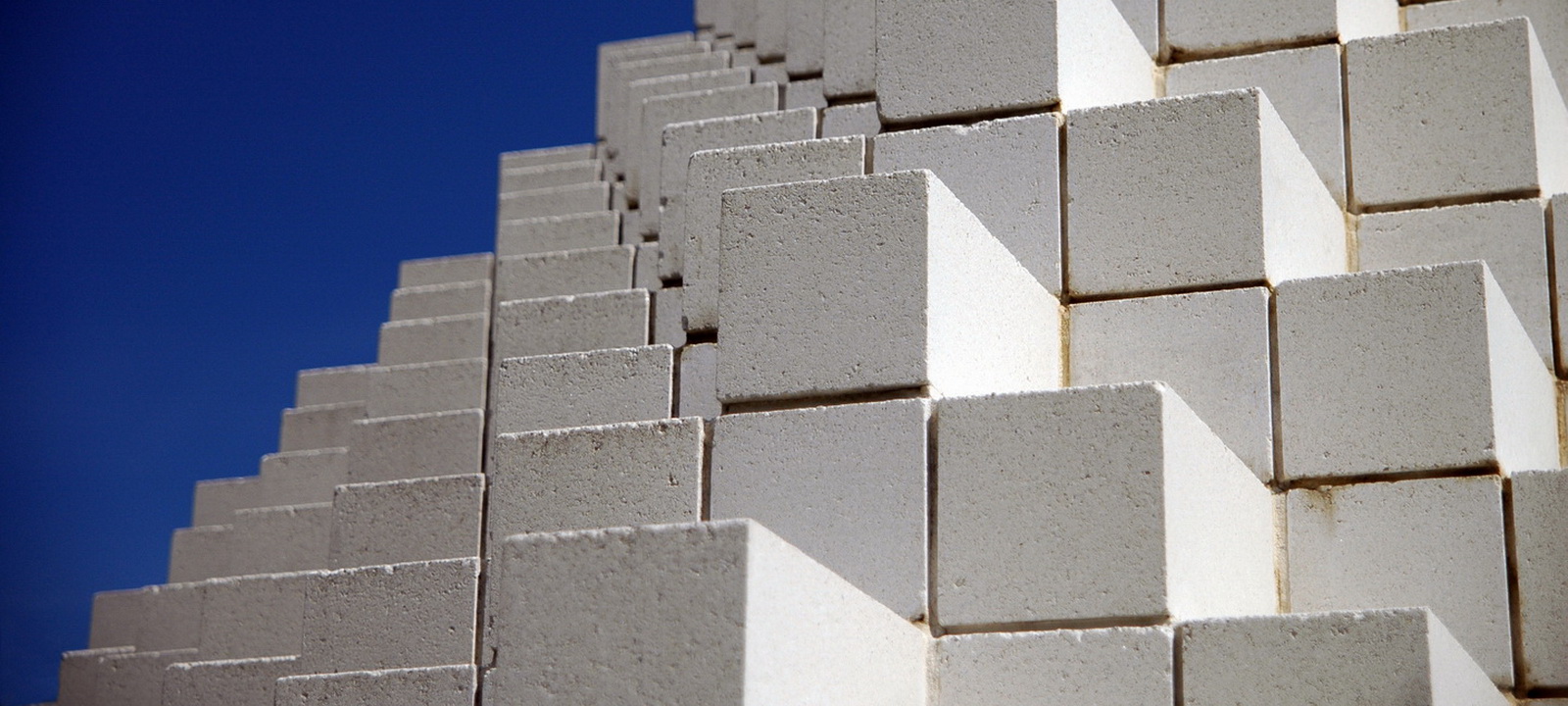 Строительство из газобетонных блоков: особенности и преимущества строительных материалов нового поколения