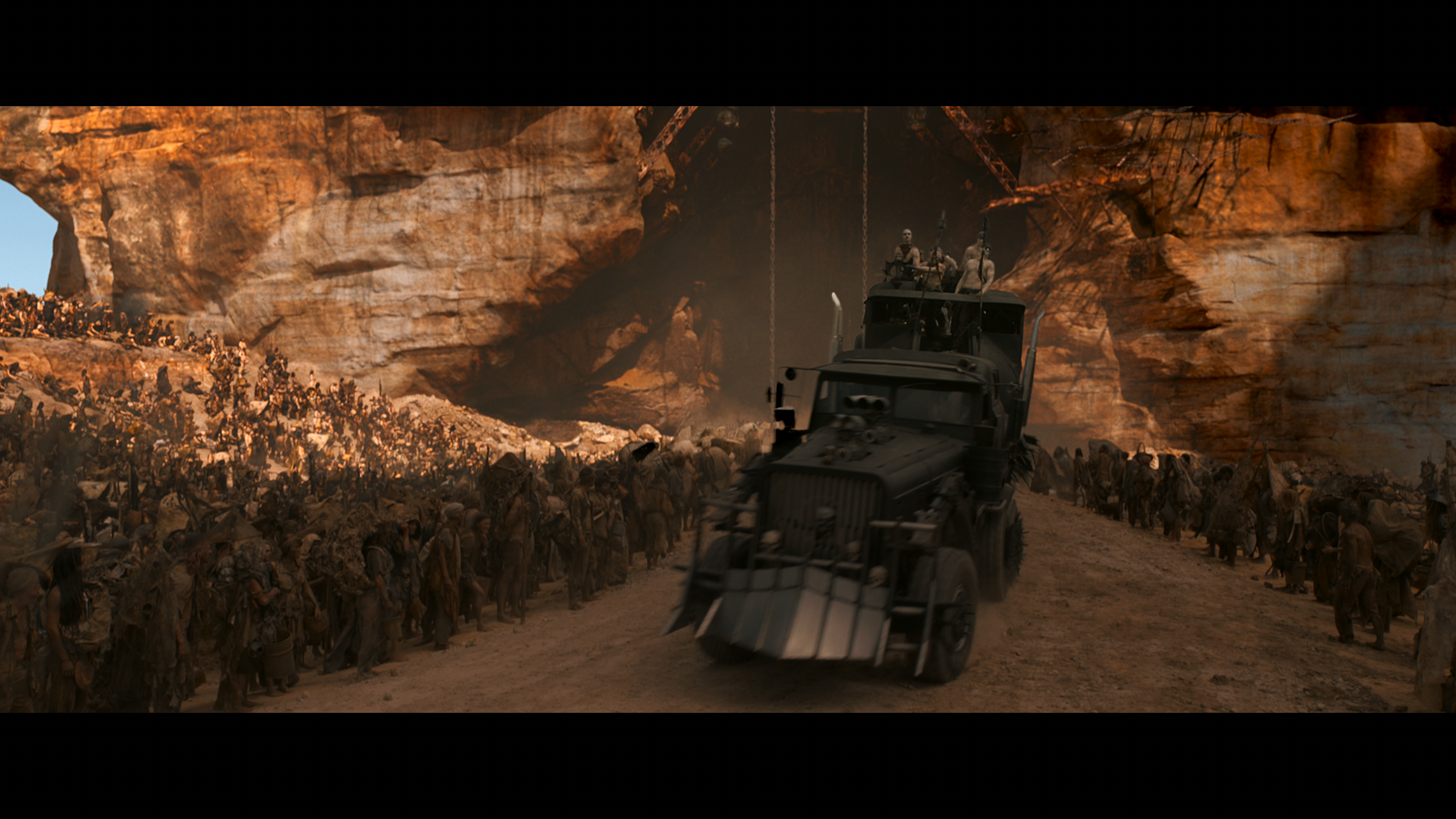 Mad.Max.Fury.Road.2015.2160p.UHD.BDRemux.HDR.DoVi.P8.Hybrid.by.DVT.mkv_snapshot_00.10.10_[2022.03.09_18.08.28].png