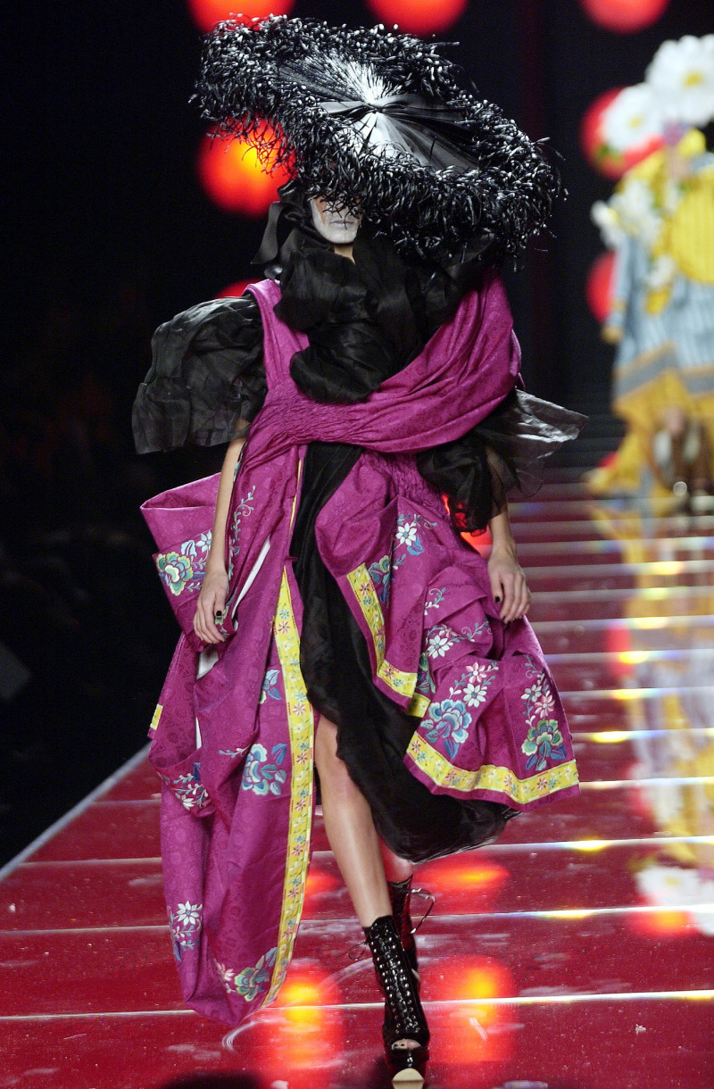 christian-dior-spring-2003-couture-00350h-dewi-driegen.jpg