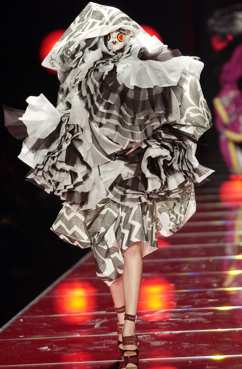 christian-dior-spring-2003-couture-00340h.jpg