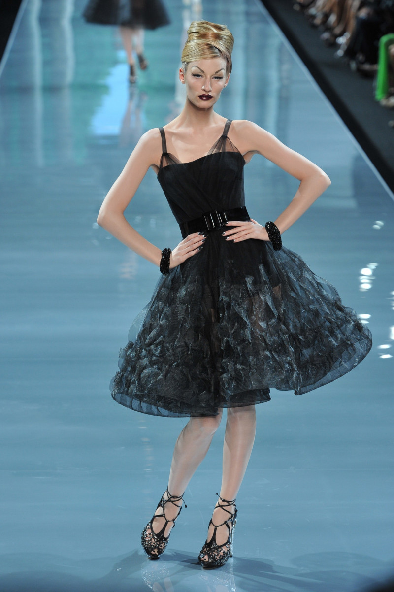 christian-dior-fall-2008-couture-00110h-linda-vojtova.jpg
