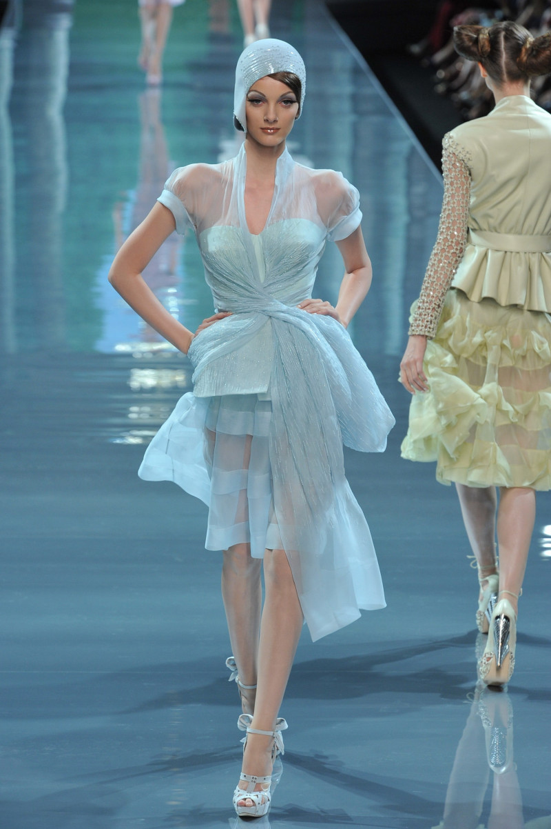 christian-dior-fall-2008-couture-00160h-denisa-dvorakova.jpg