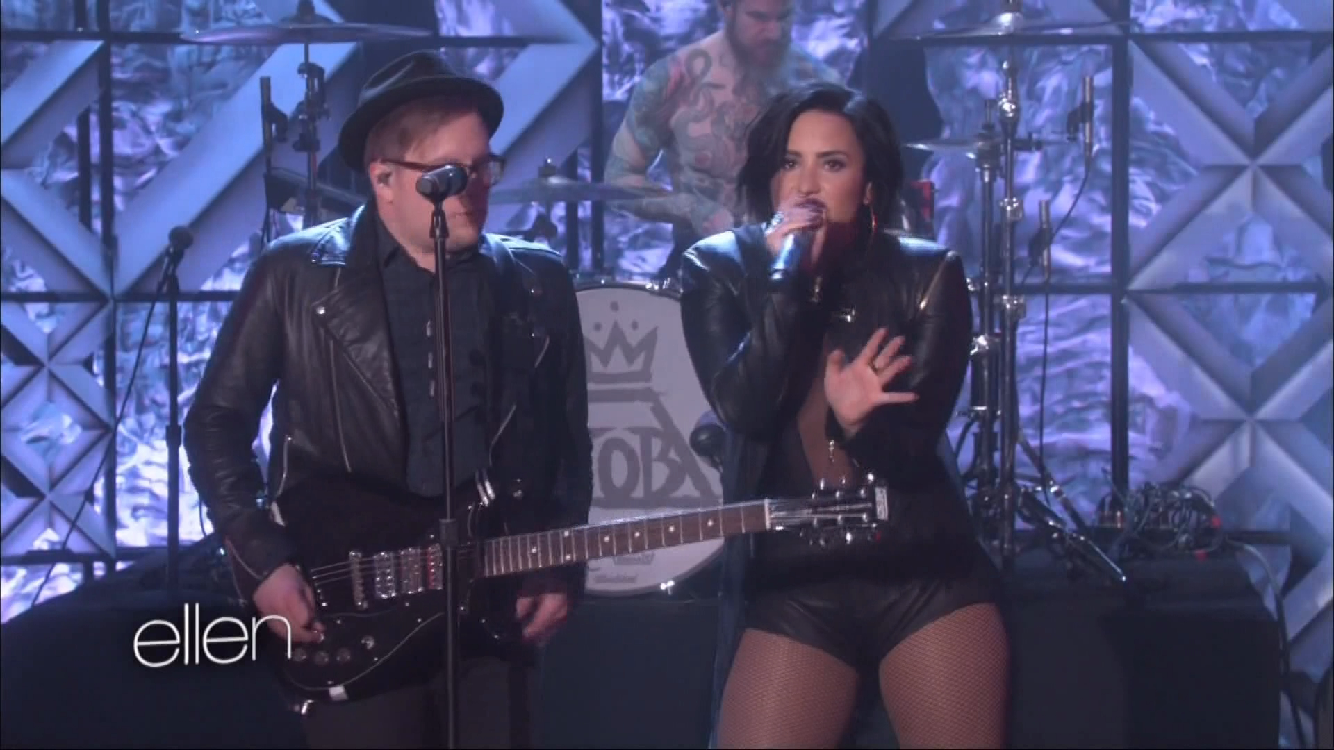 Fall Out Boy and Demi Lovato - Irresistible (The Ellen Degeneres Show) 2016.mkv_20220508_131154.395.png