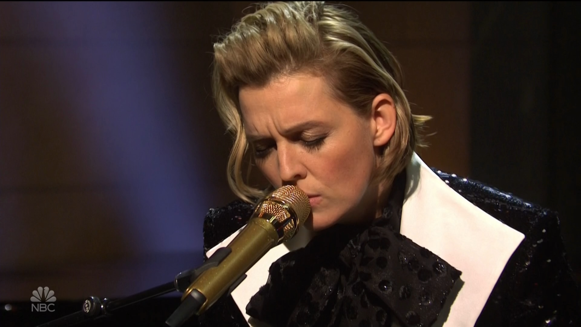 Brandi Carlile - Saturday Night Live (SNL) 2021.ts_20220508_132503.199.png