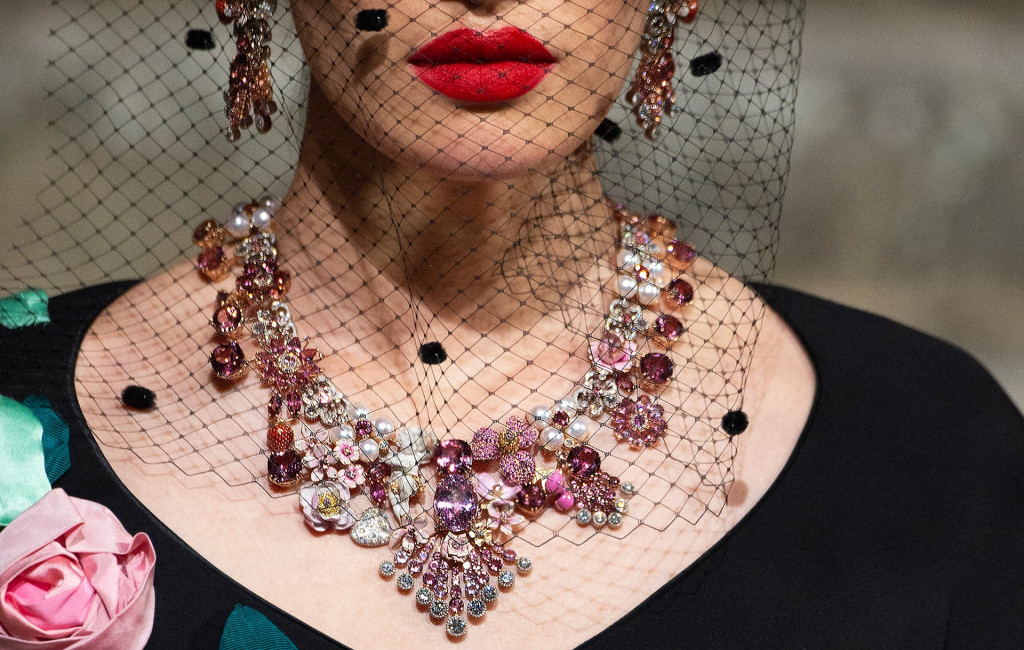 dolce-and-gabbana-firenze-2020-alta-gioielleria-woman-12.jpg