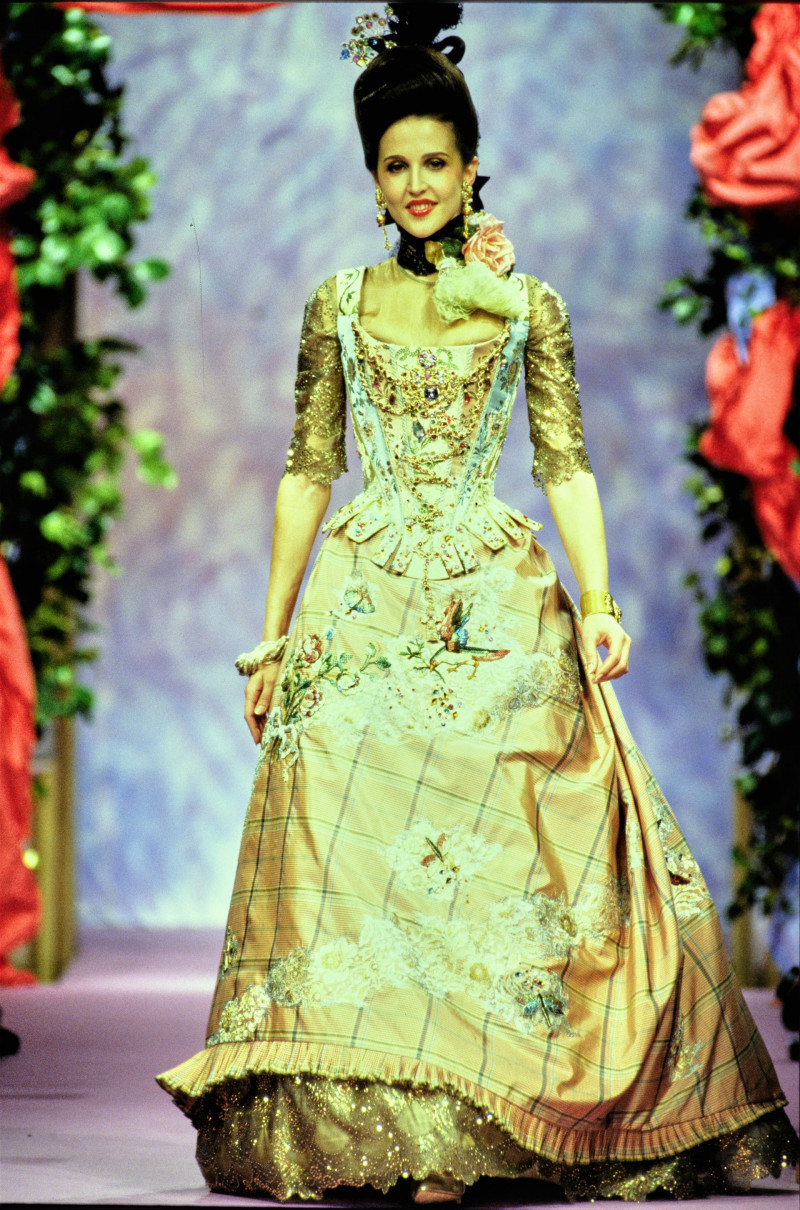 050-christian-lacroix-spring-1994-couture-CN10056703-suzanne-von-aichinger.jpg