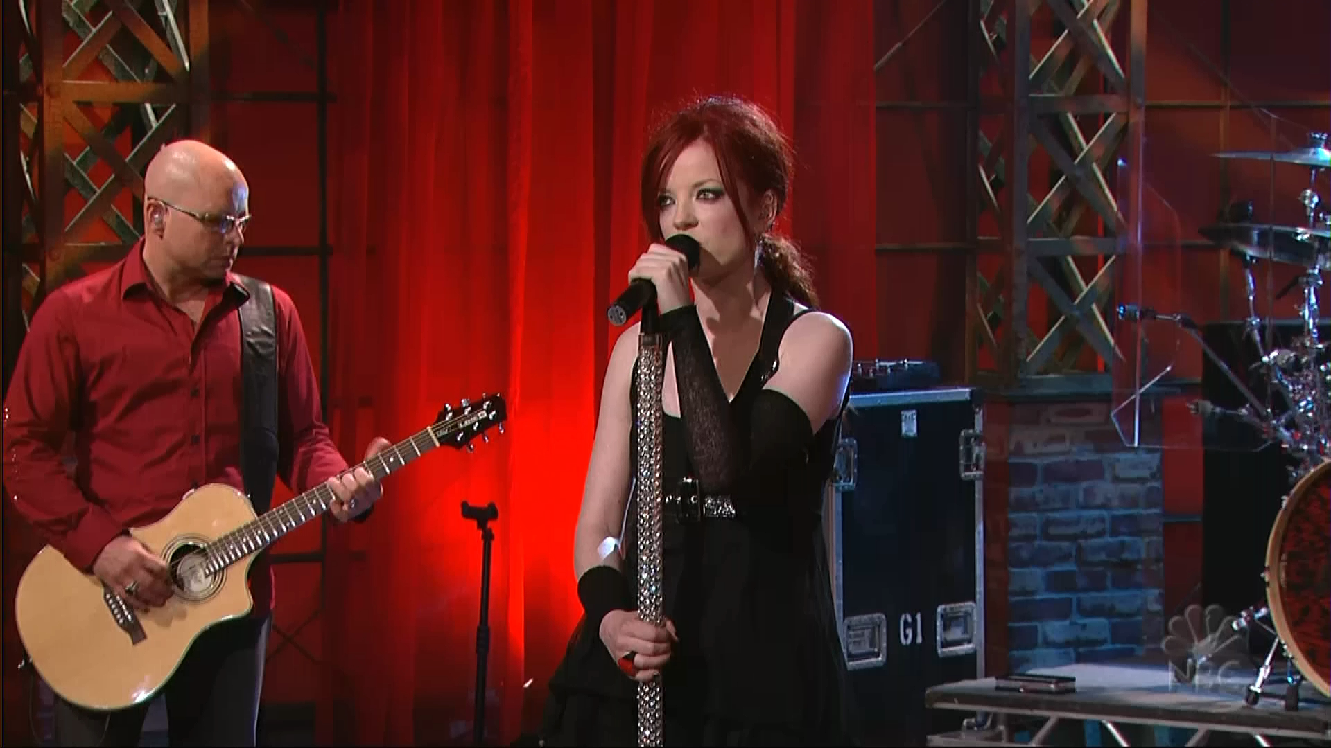 Garbage_Bleed_Like_Me_Tonight_Show_with_Jay_Leno_ 28.05.2005.TS_20220726_181621.803.png