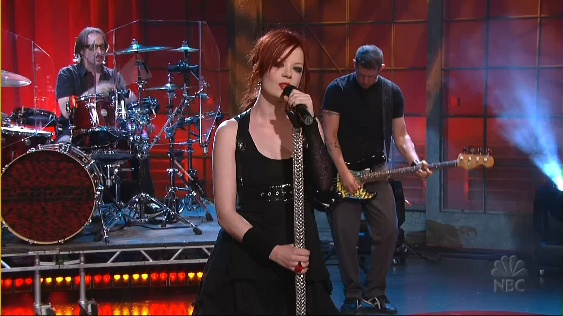 Garbage_Bleed_Like_Me_Tonight_Show_with_Jay_Leno_ 28.05.2005.TS_20220726_181626.403.png