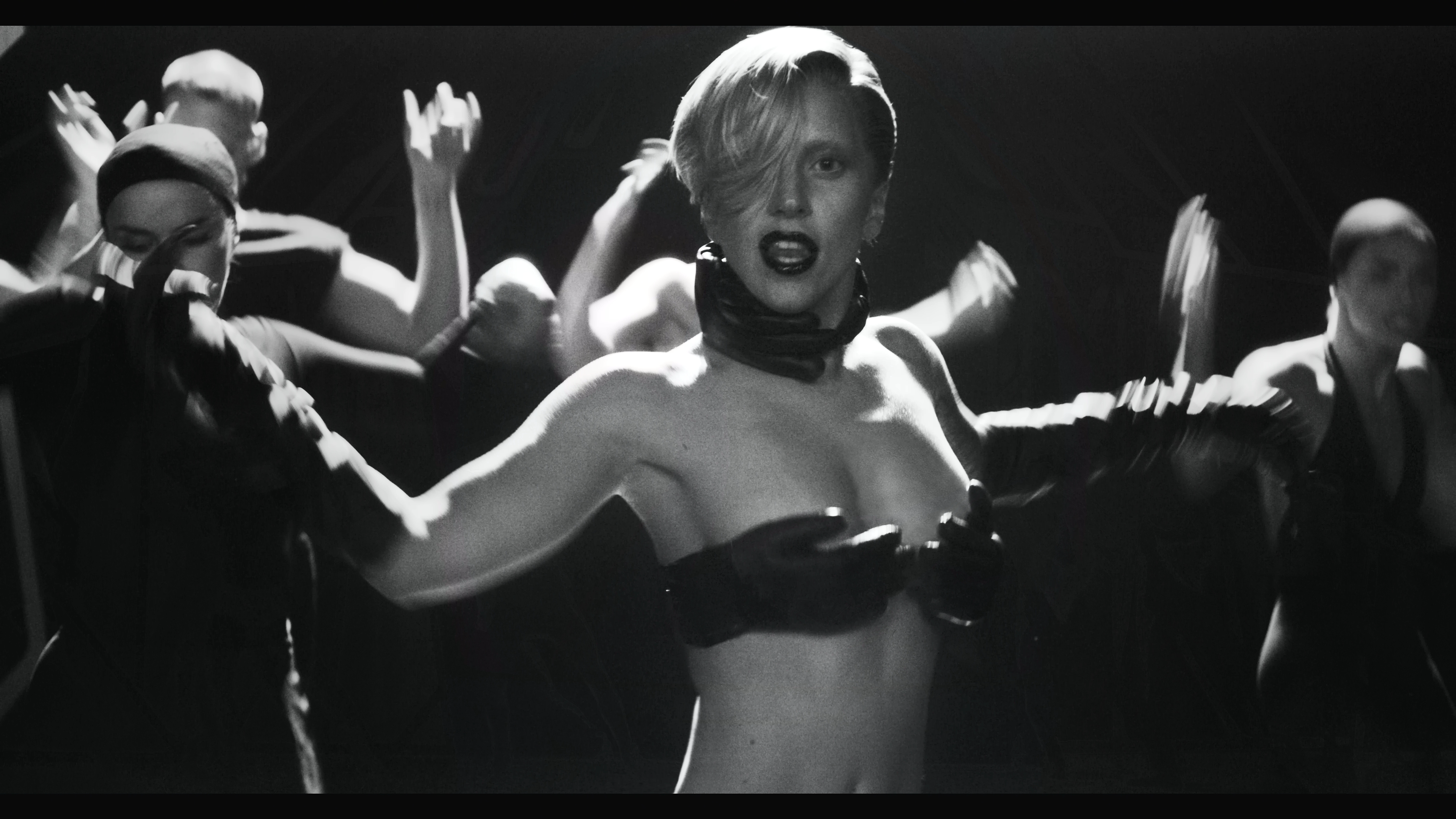 Lady Gaga - Applause.mov_20220802_141410.146.png