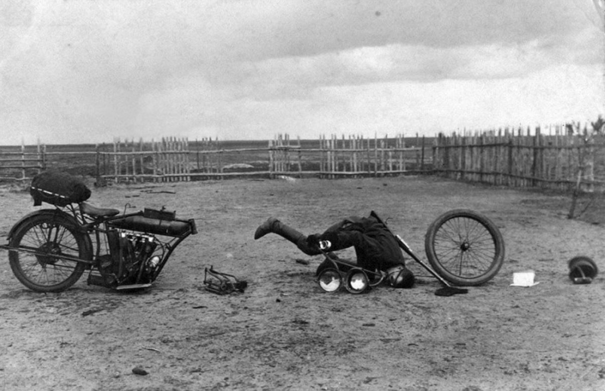Шутка от русских военных мотоциклистов, 1910-е..jpg