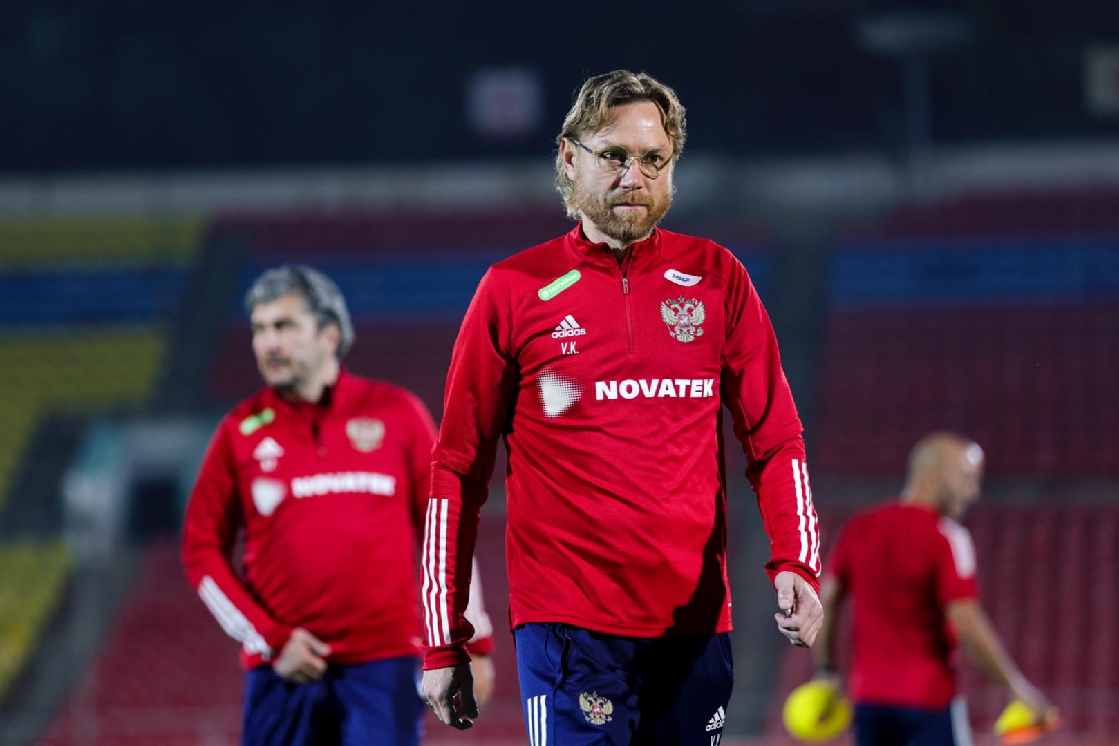 Кого вызвал карпин в сборную. Карпин тренер. Карпин тренер. Футбольный тренер. Карпин тренер сборной по футболу фото.