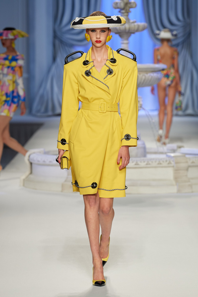 00033-moschino-spring-2023-ready-to-wear-credit-gorunway.jpg