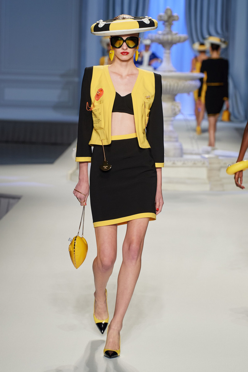 00024-moschino-spring-2023-ready-to-wear-credit-gorunway.jpg