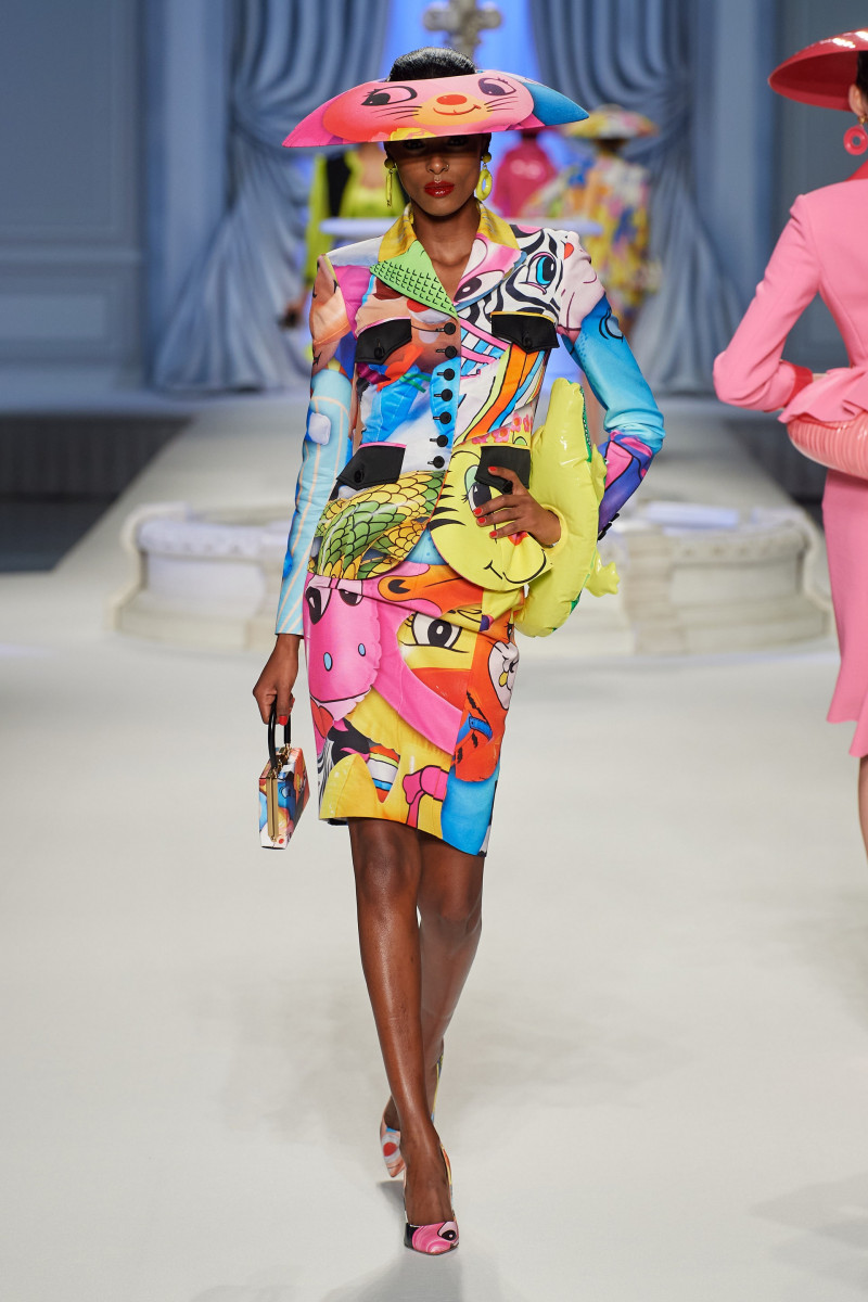 00042-moschino-spring-2023-ready-to-wear-credit-gorunway.jpg