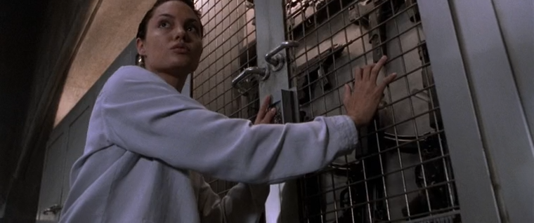 Lara.Croft.Tomb.Raider.2001.HDRip-AVC.ExKinoRay.mkv_snapshot_00.31.05.532.png