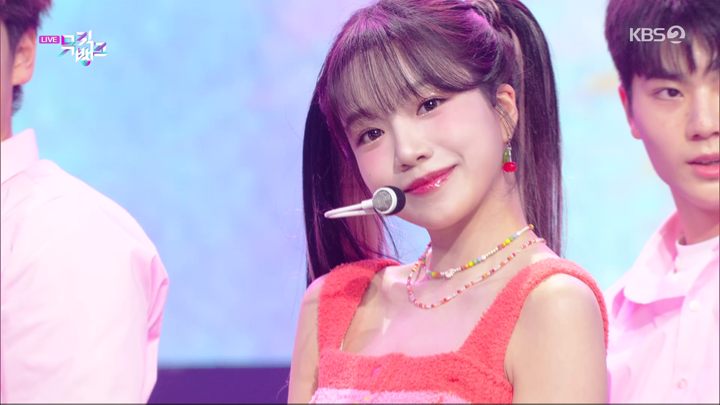 Jo Yuri - Loveable (Music Bank 2022.11.18).png