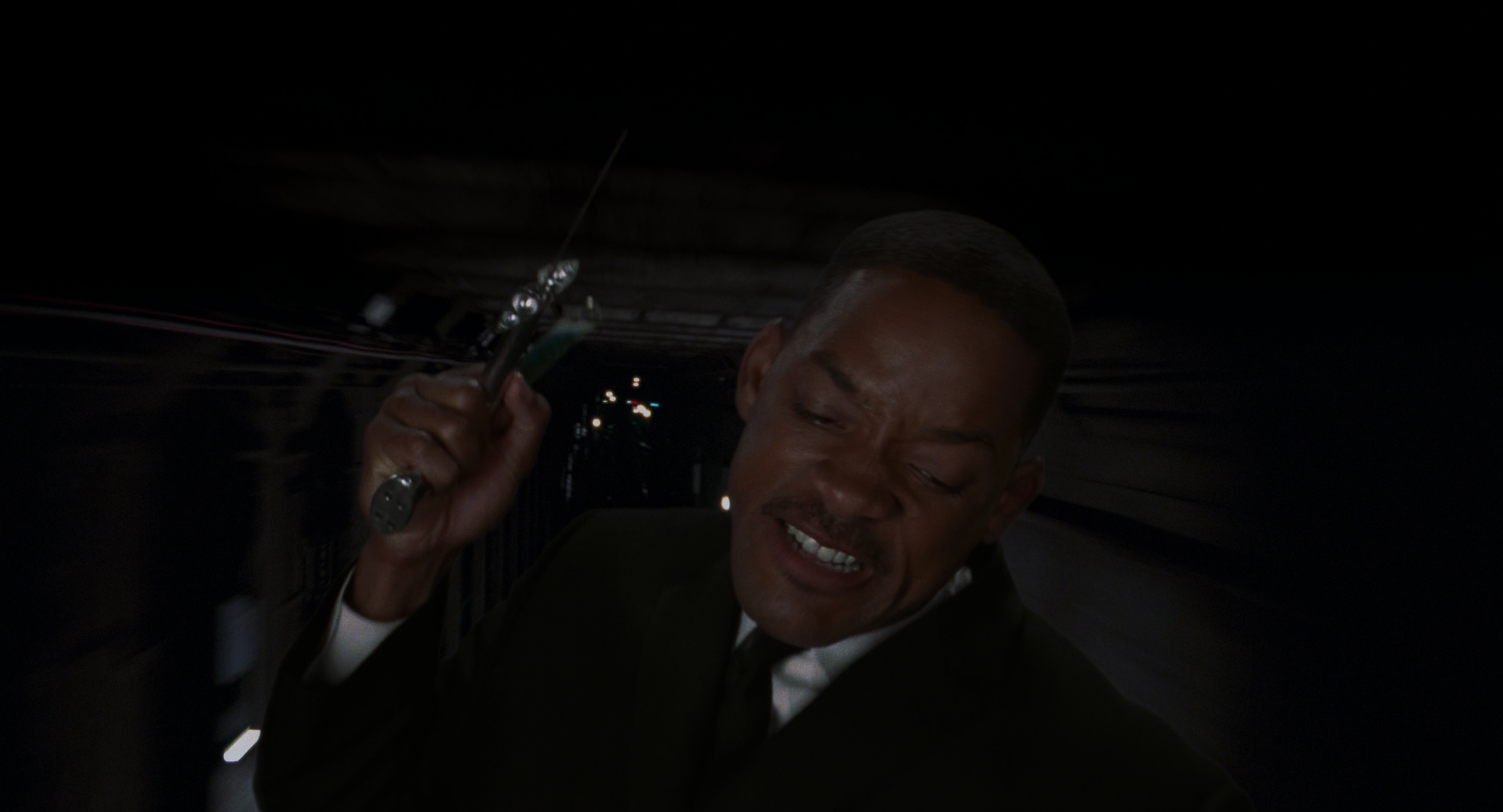 Люди в чёрном 2 (Men in Black II) 2002.mkv_snapshot_00.08.10.490.png