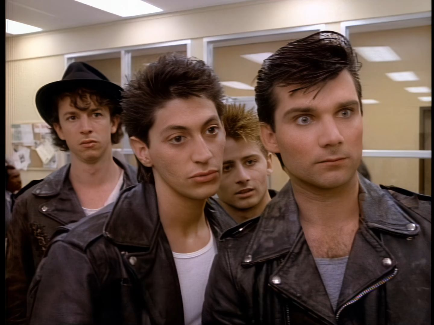 S01E06.To Sledge With Love.1080p.mkv_snapshot_17.35_[2023.02.17_12.15.29]_result.png