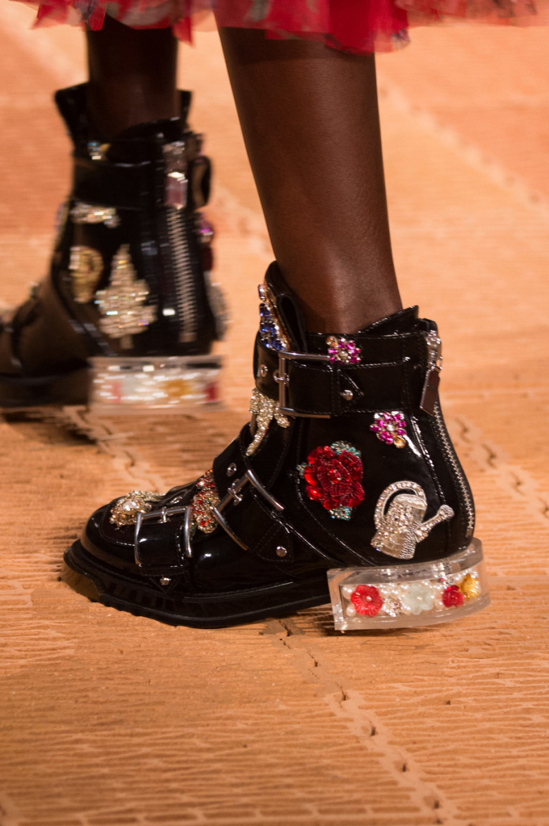 Alexander+McQueen+Spring+2018+Details+EvATB6MqJa9x.jpg