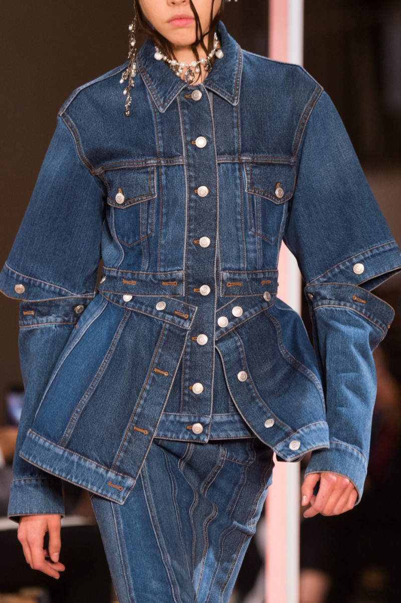 Alexander+McQueen+Spring+2018+Details+E8kqCDYKvl8x.jpg