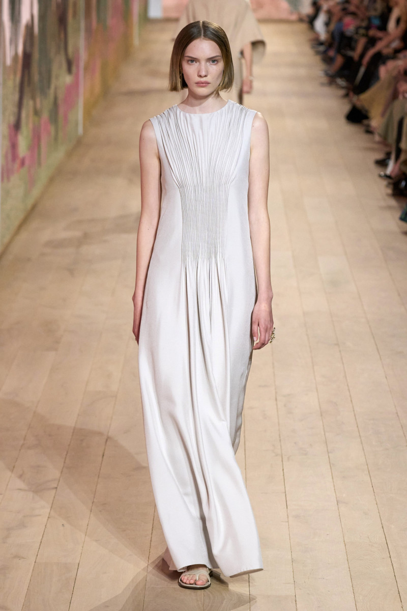 00020-dior-fall-2023-couture-credit-gorunway.jpg