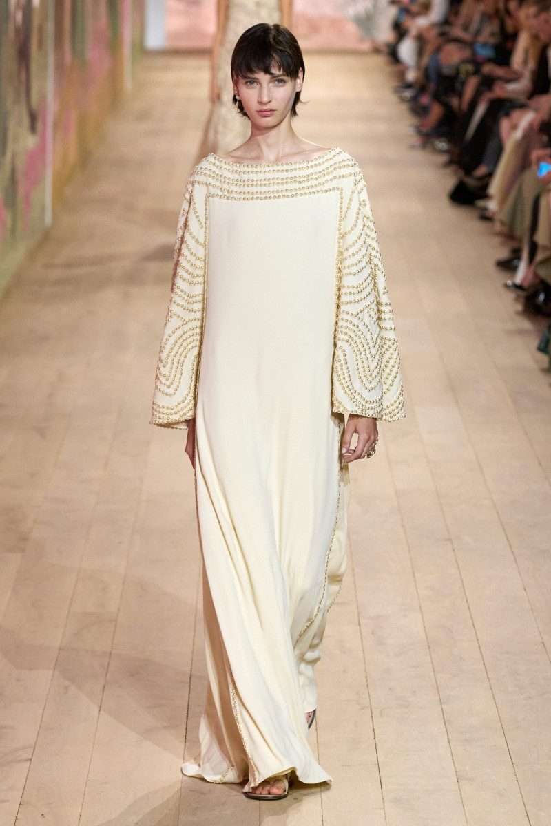 00022-dior-fall-2023-couture-credit-gorunway.jpg