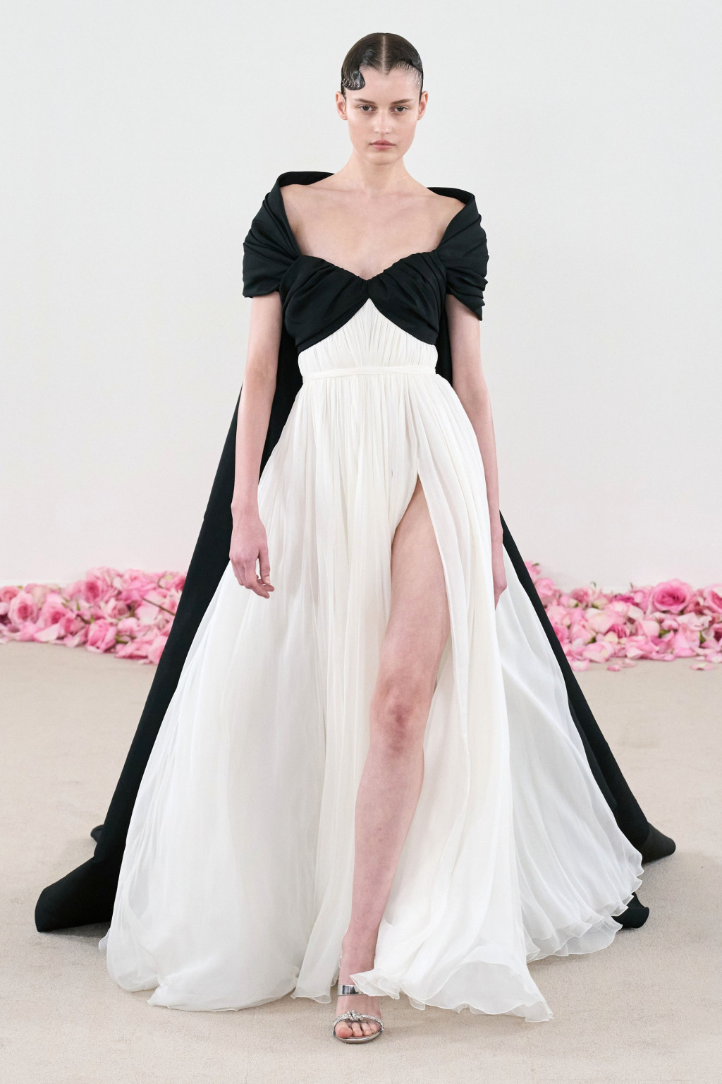 00005-giambattista-valli-fall-2023-couture-credit-gorunway.jpg