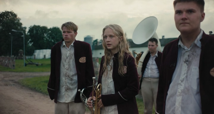 Parade 2022 WEB-DLRip.avi_snapshot_01.24.12.png