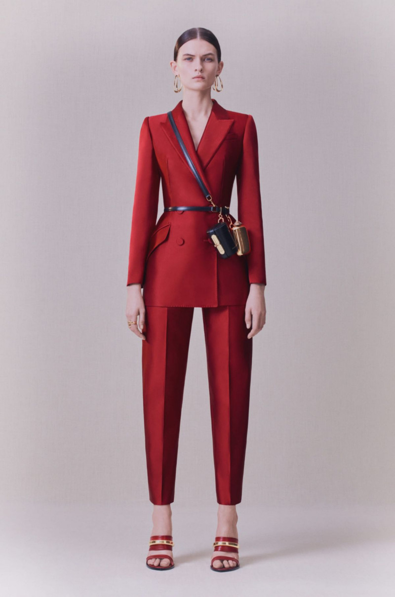 Alexander-McQueen-pre-fall-20-5453-1578994143.jpg