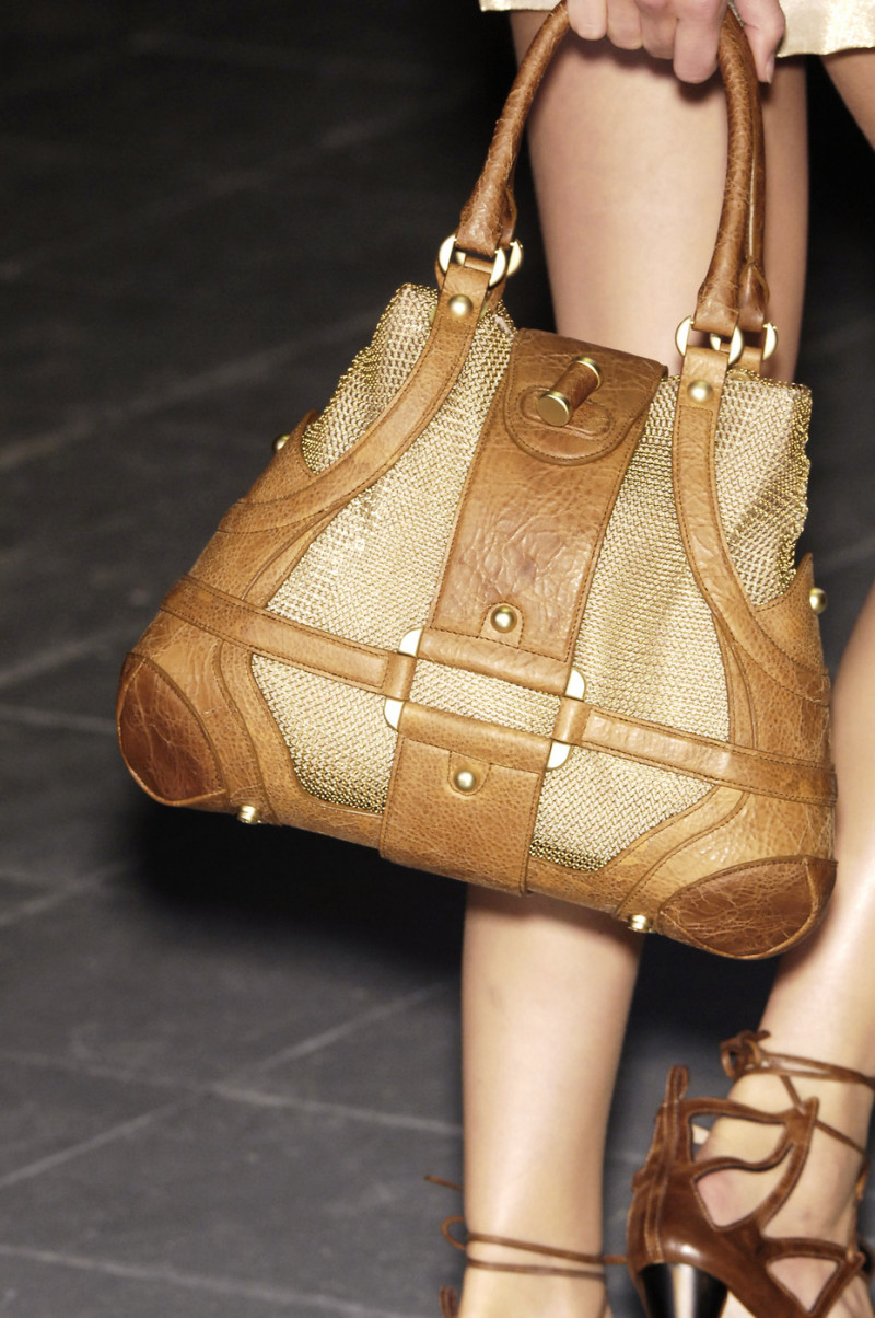 Alexander+McQueen+Spring+2006+Details+Oktb8Y7zQIYx.jpg