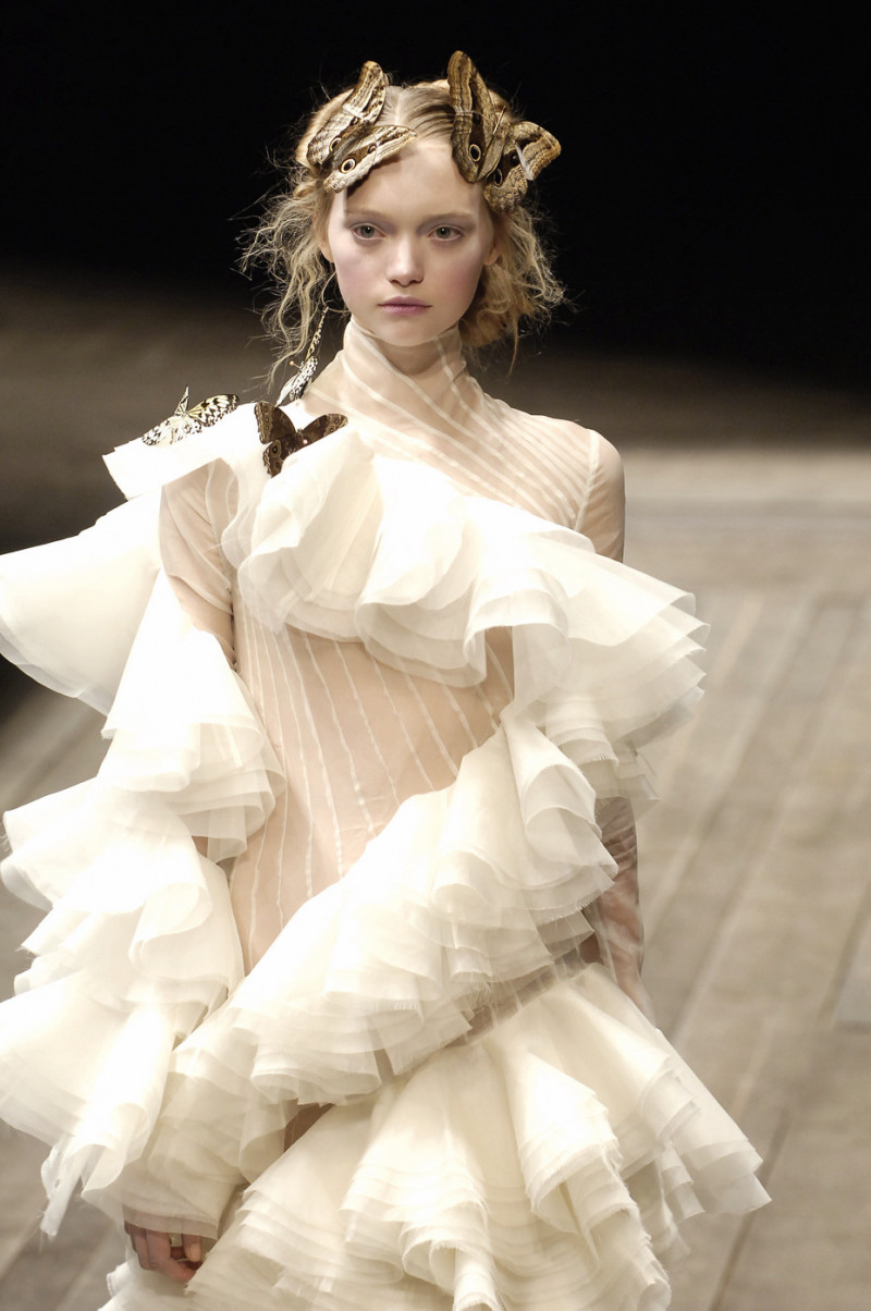Alexander+McQueen+Fall+2006+A4aL_l_2W2Rx.jpg