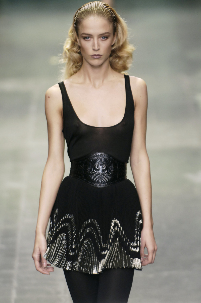 Alexander+McQueen+Spring+2006+bT2pL_e9HEPx.jpg