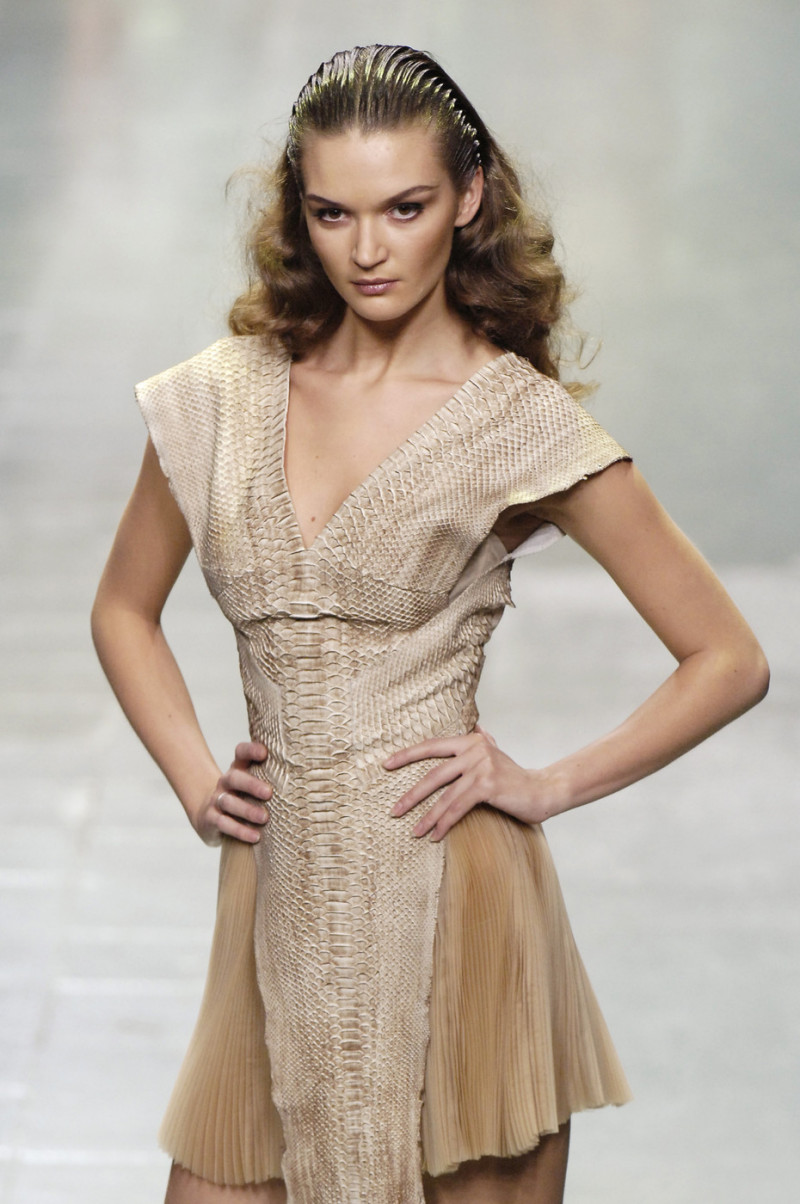 Alexander+McQueen+Spring+2006+zMvv8ZnqWeIx.jpg