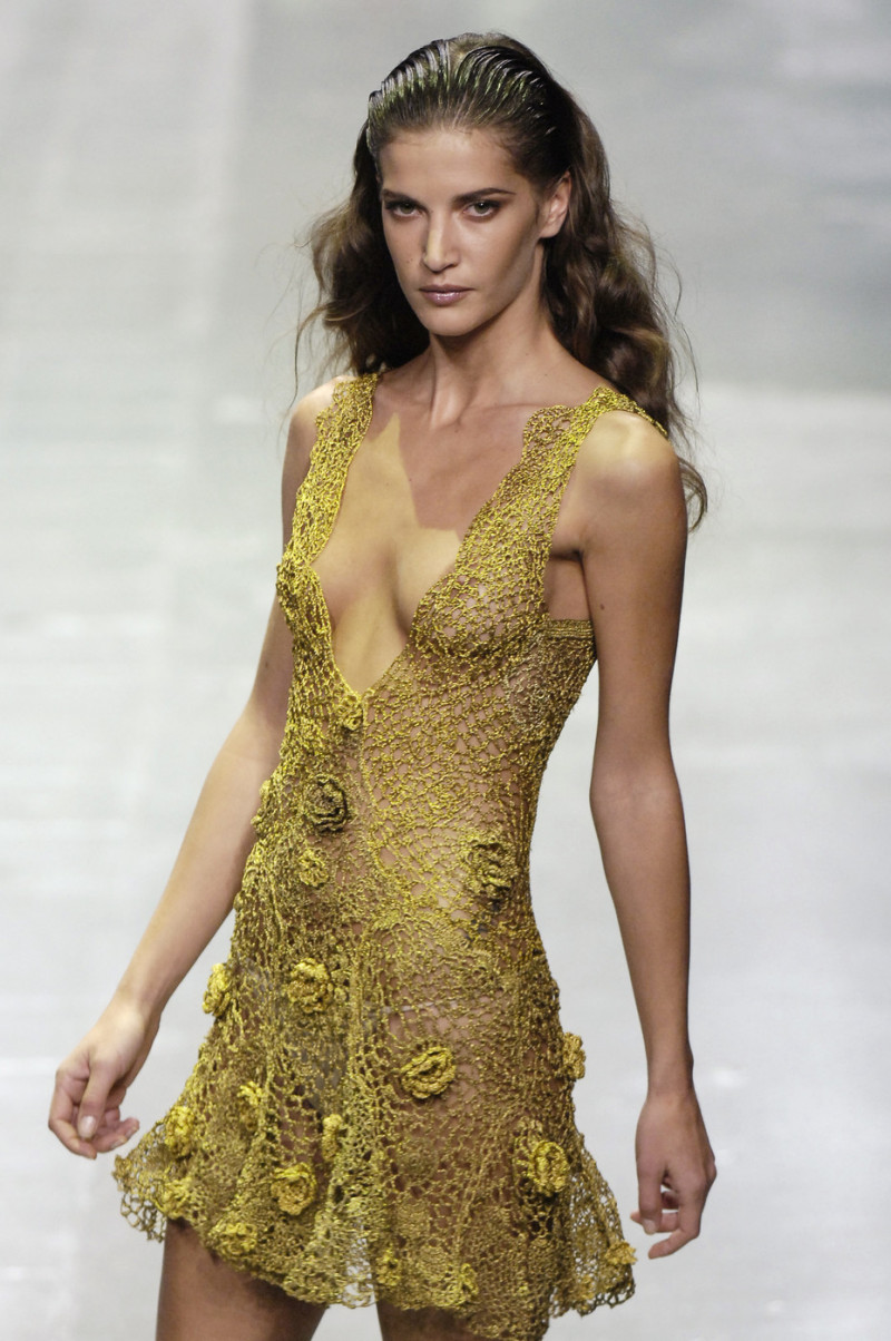 Alexander+McQueen+Spring+2006+z9TAysze-F4x.jpg