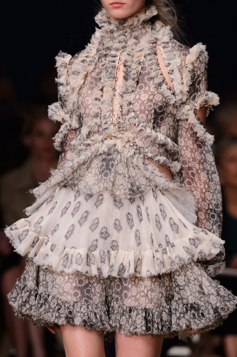 Alexander+McQueen+Spring+2016+Details+HQfkDLdsJ3Yx.jpg
