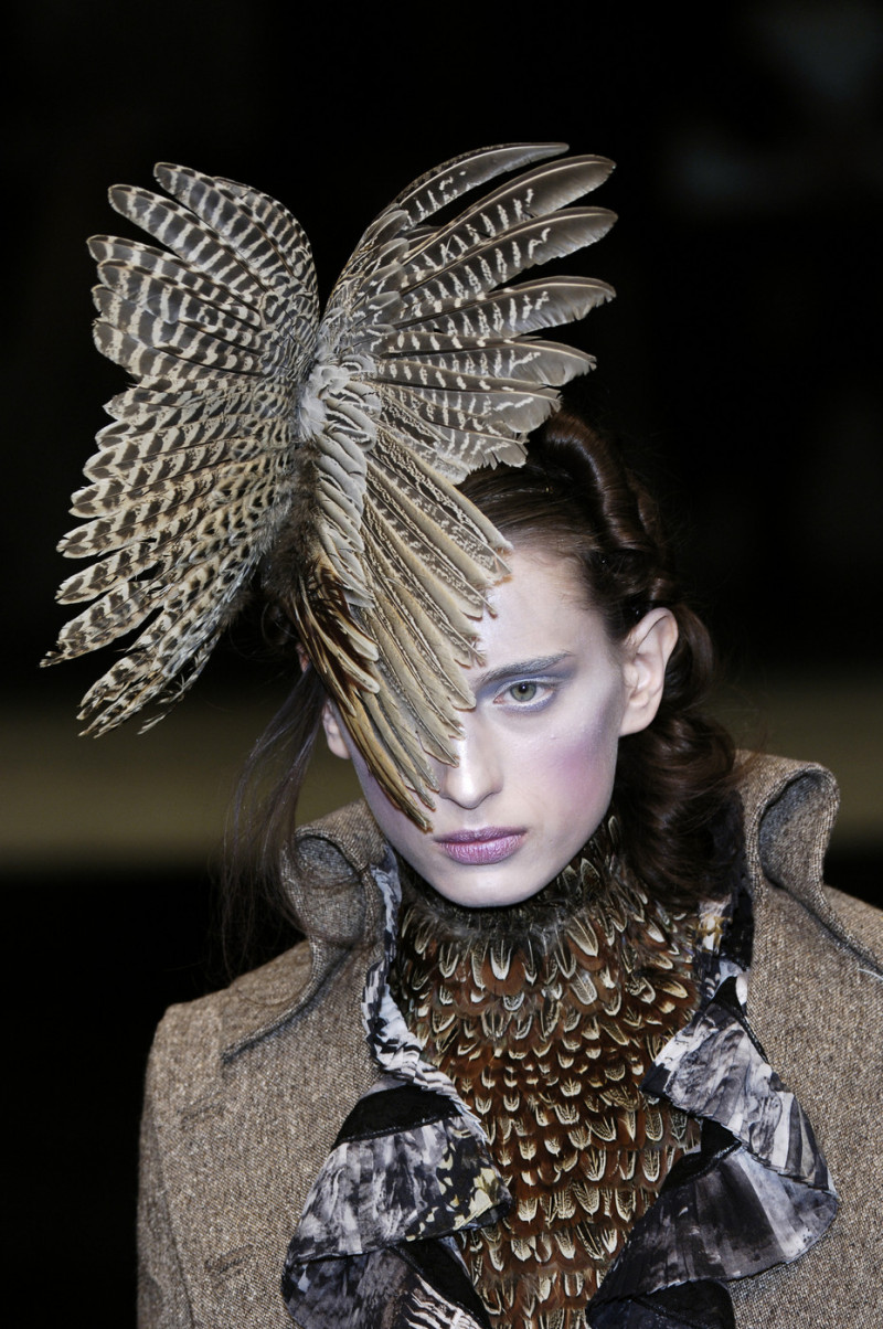 Alexander+McQueen+Fall+2006+Details+IPW8Ulpspjax.jpg