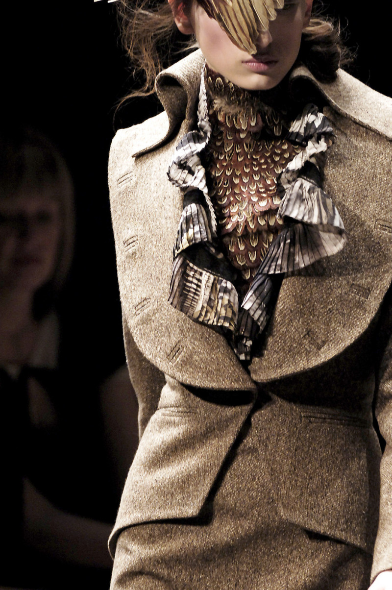Alexander+McQueen+Fall+2006+Details+QG3kSzzDR47x.jpg