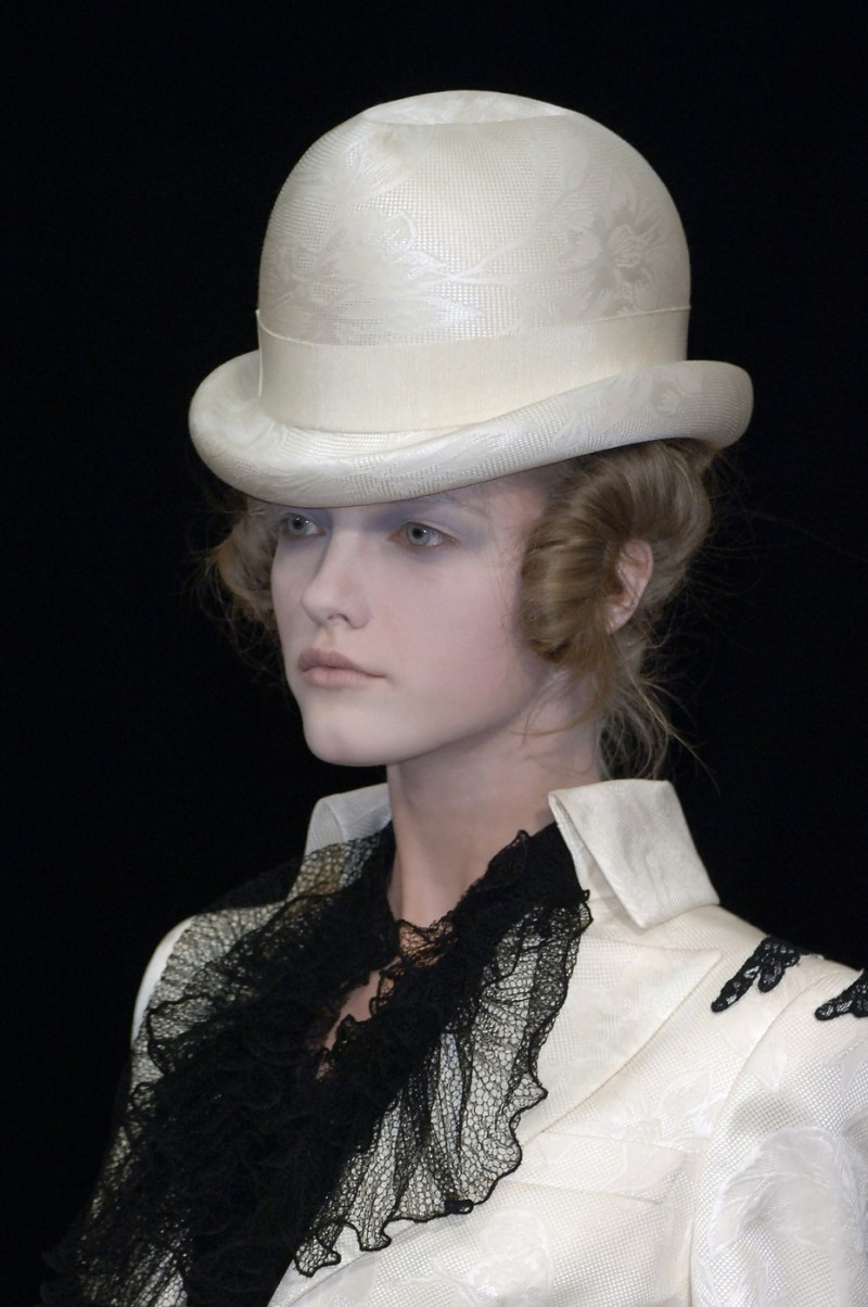 Alexander+McQueen+Spring+2007+Details+-f7xp9CYGh7x.jpg