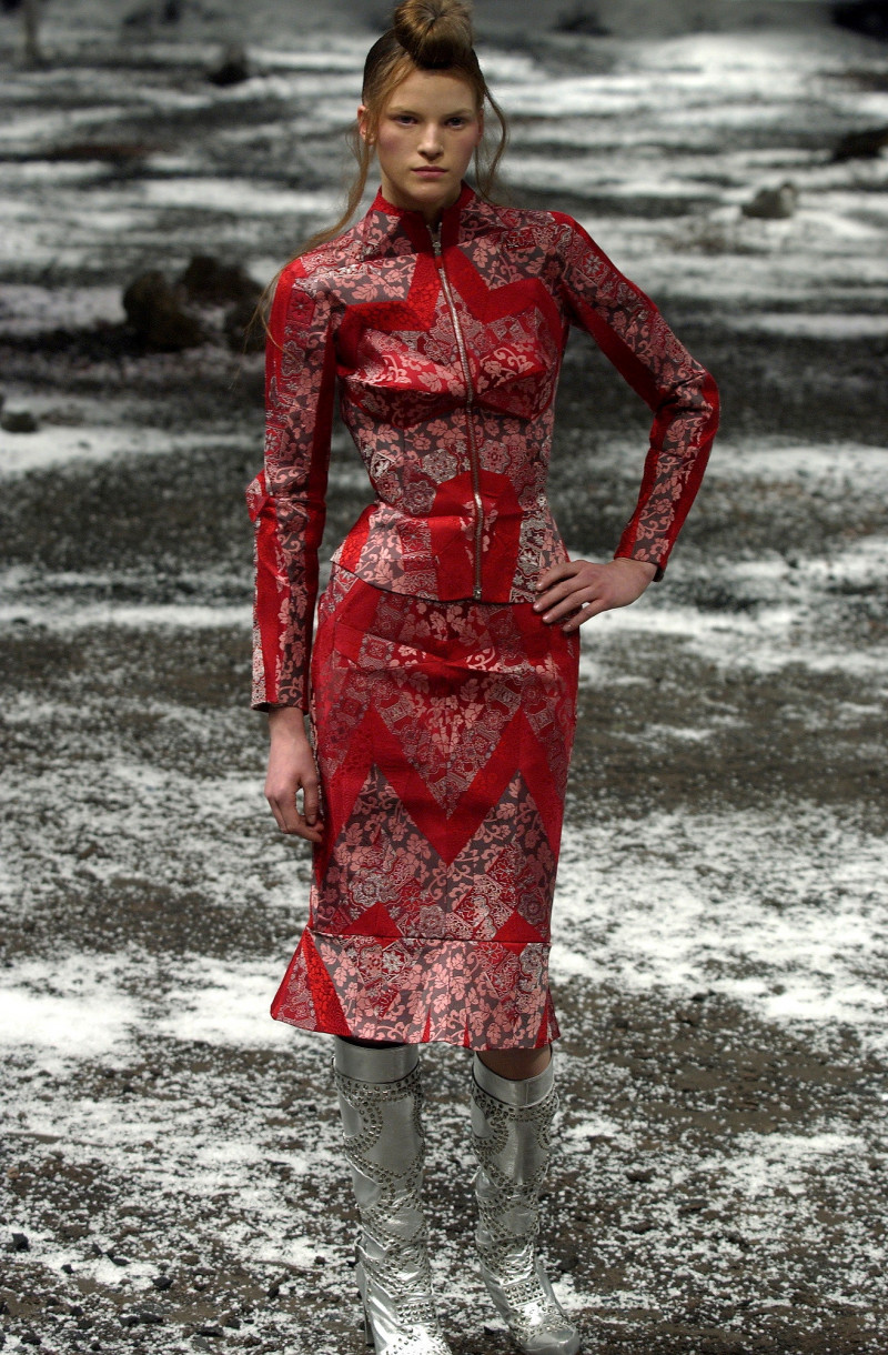 alexander-mcqueen-fall-2003-ready-to-wear-00460h-madeleine-blomberg.jpg