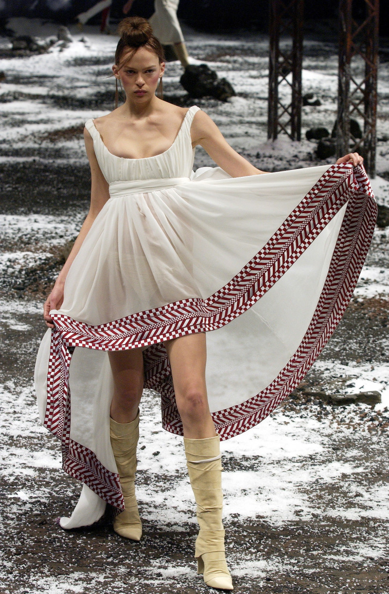 alexander-mcqueen-fall-2003-ready-to-wear-00510h-elise-crombez.jpg