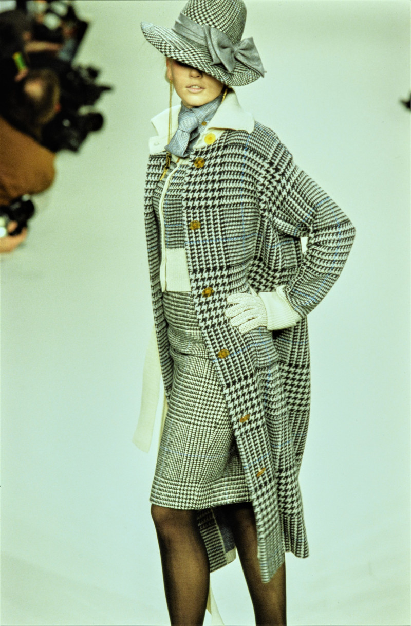 030-vivienne-westwood-fall-1996-ready-to-wear-detail-CN10055615-jicky-schene.jpg