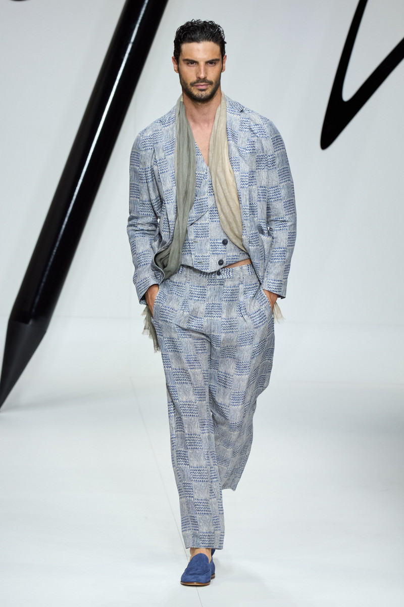 00038-giorgio-armani-spring-2024-menswear-credit-gorunway.jpg