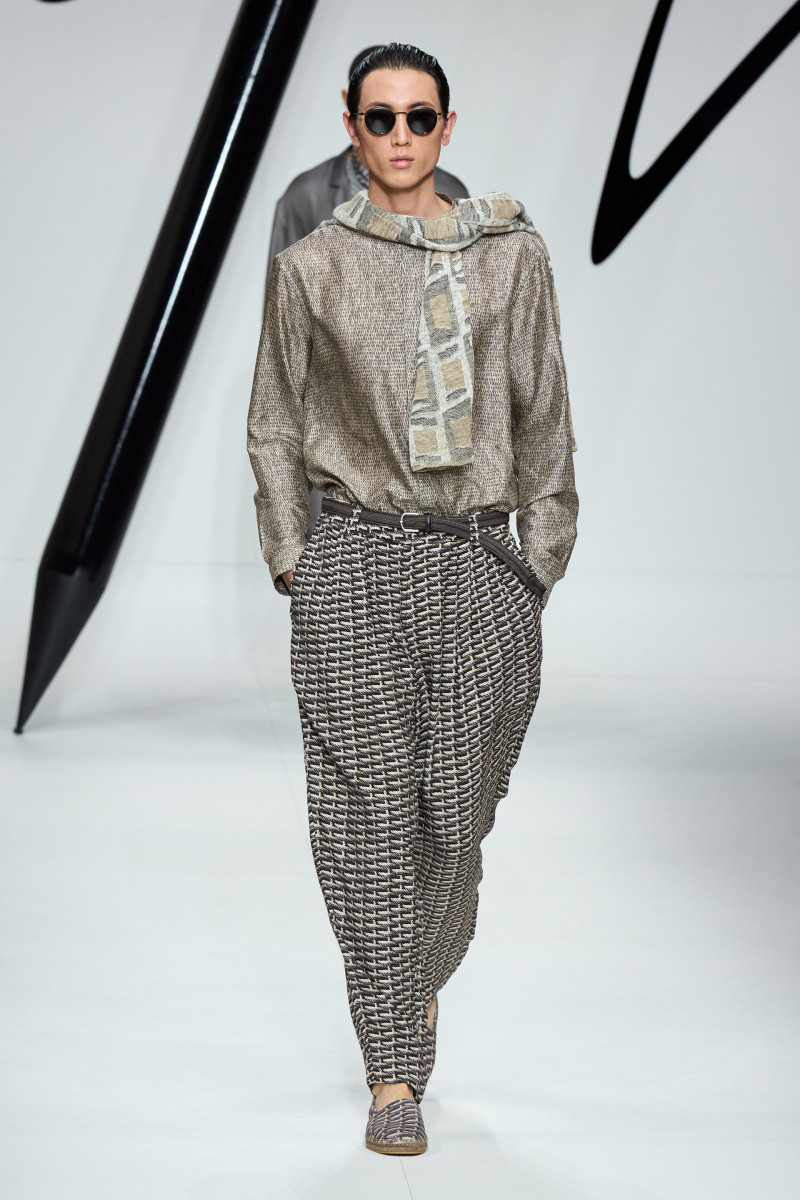 00026-giorgio-armani-spring-2024-menswear-credit-gorunway.jpg