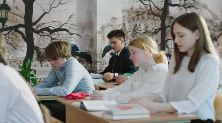 01. Слишком близко, слишком больно.2023.WEB-DLRip.Files-x.avi_snapshot_08.43.png