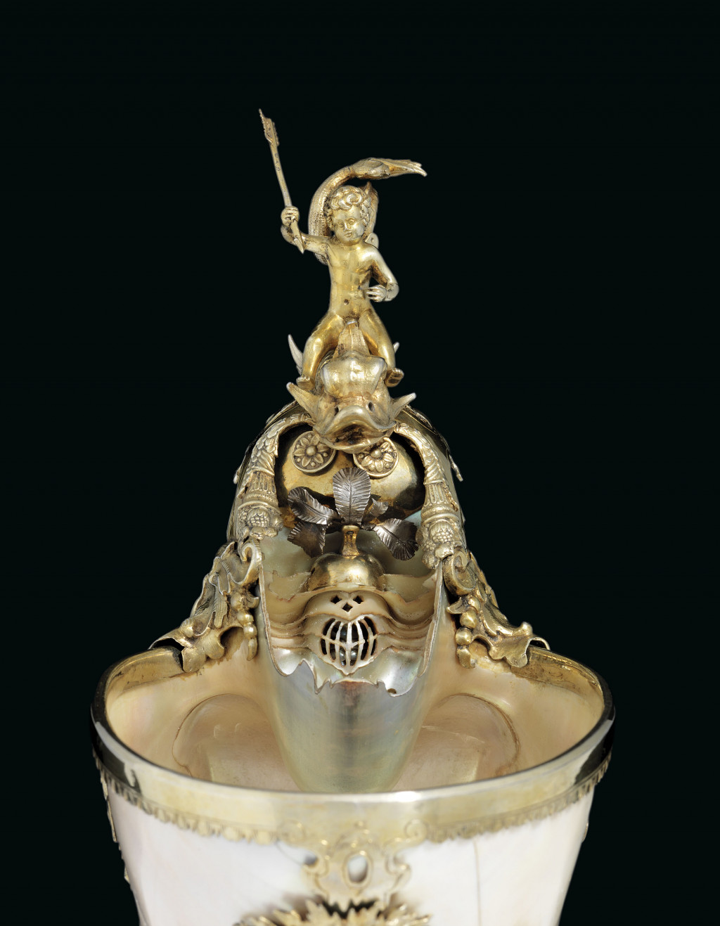 2019_CKS_17726_0002_002(a_german_parcel-gilt_silver-mounted_nautilus_shell_cup_mark_of_albrech104119)(1).jpg