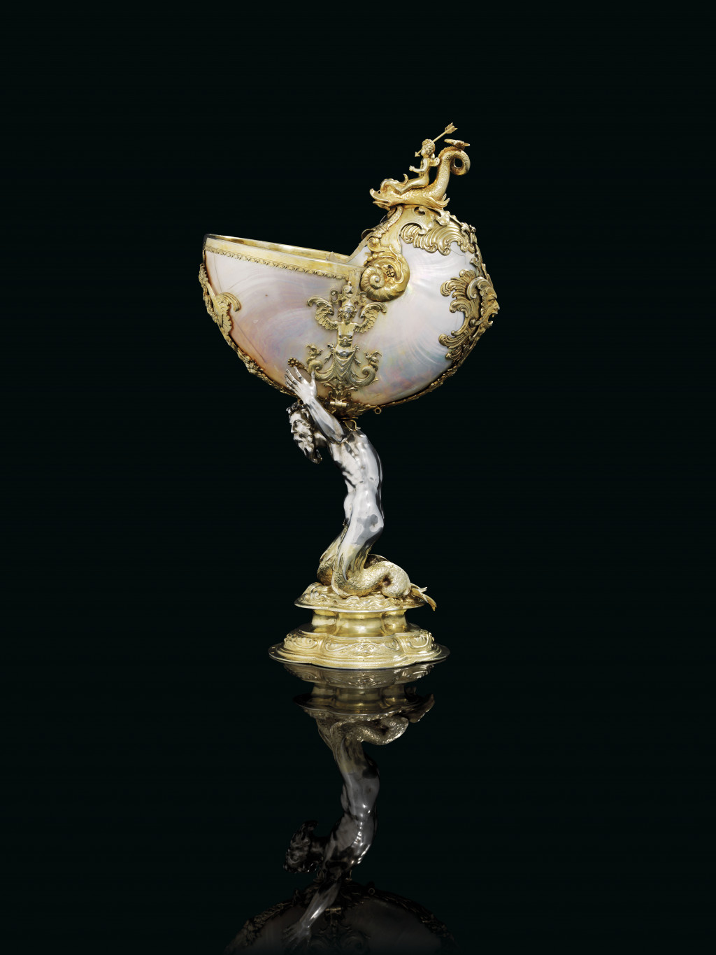 2019_CKS_17726_0002_000(a_german_parcel-gilt_silver-mounted_nautilus_shell_cup_mark_of_albrech104052)(1).jpg