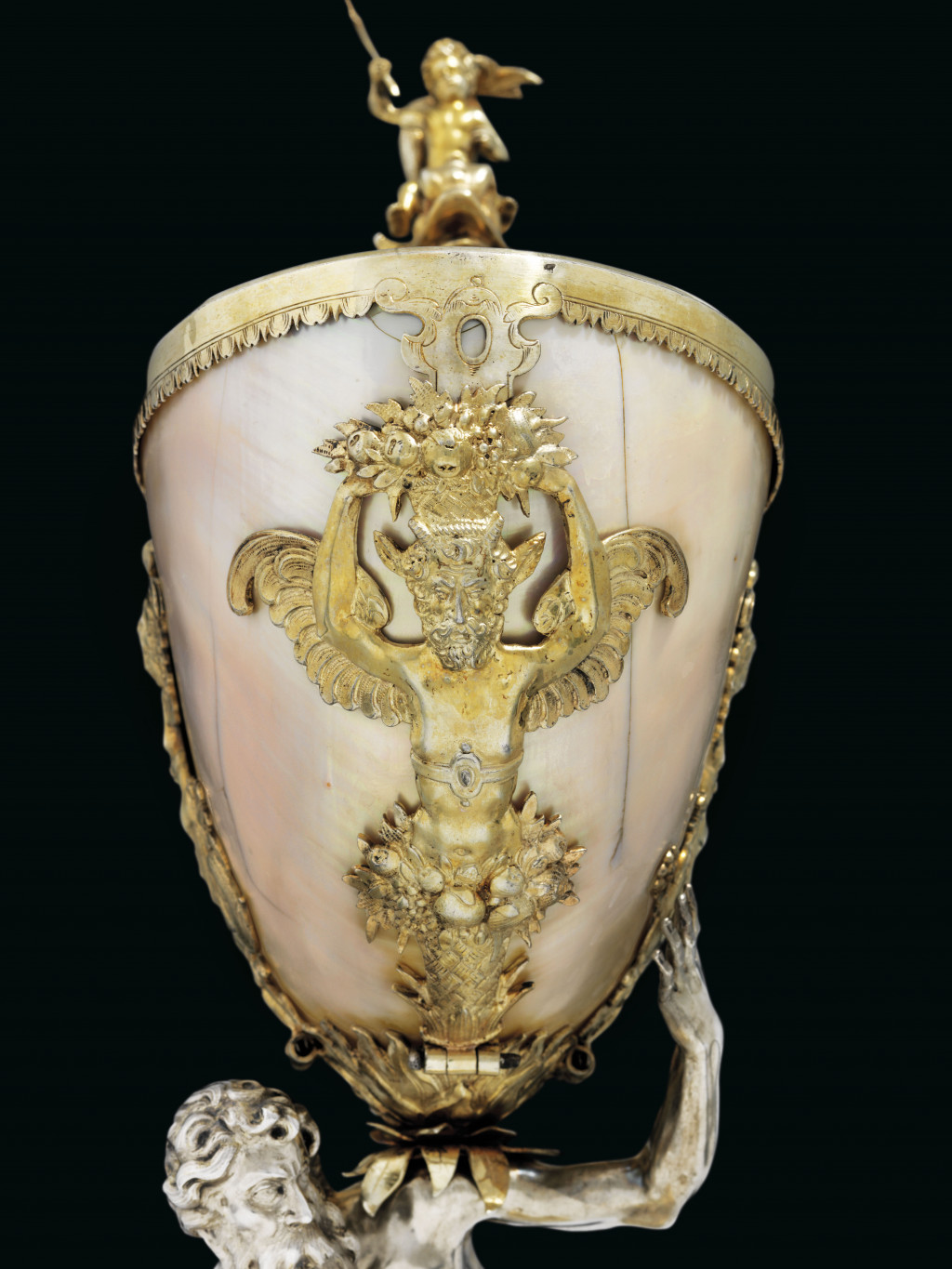 2019_CKS_17726_0002_001(a_german_parcel-gilt_silver-mounted_nautilus_shell_cup_mark_of_albrech112213)(1).jpg