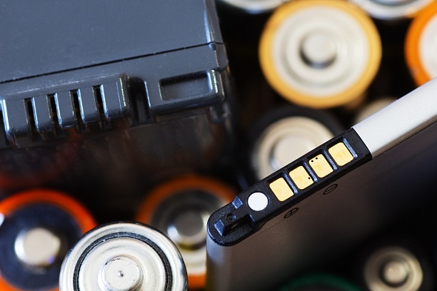 Выпуск дешевых аккумуляторов с полутовердотельным электролитом начнется в 2025 году