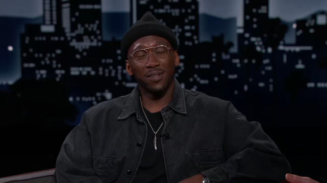 Jimmy Kimmel 2023 12.06 Mahershala Ali | En [720p] (x265) 1376f19bb4423ded16578c95a2b54e61